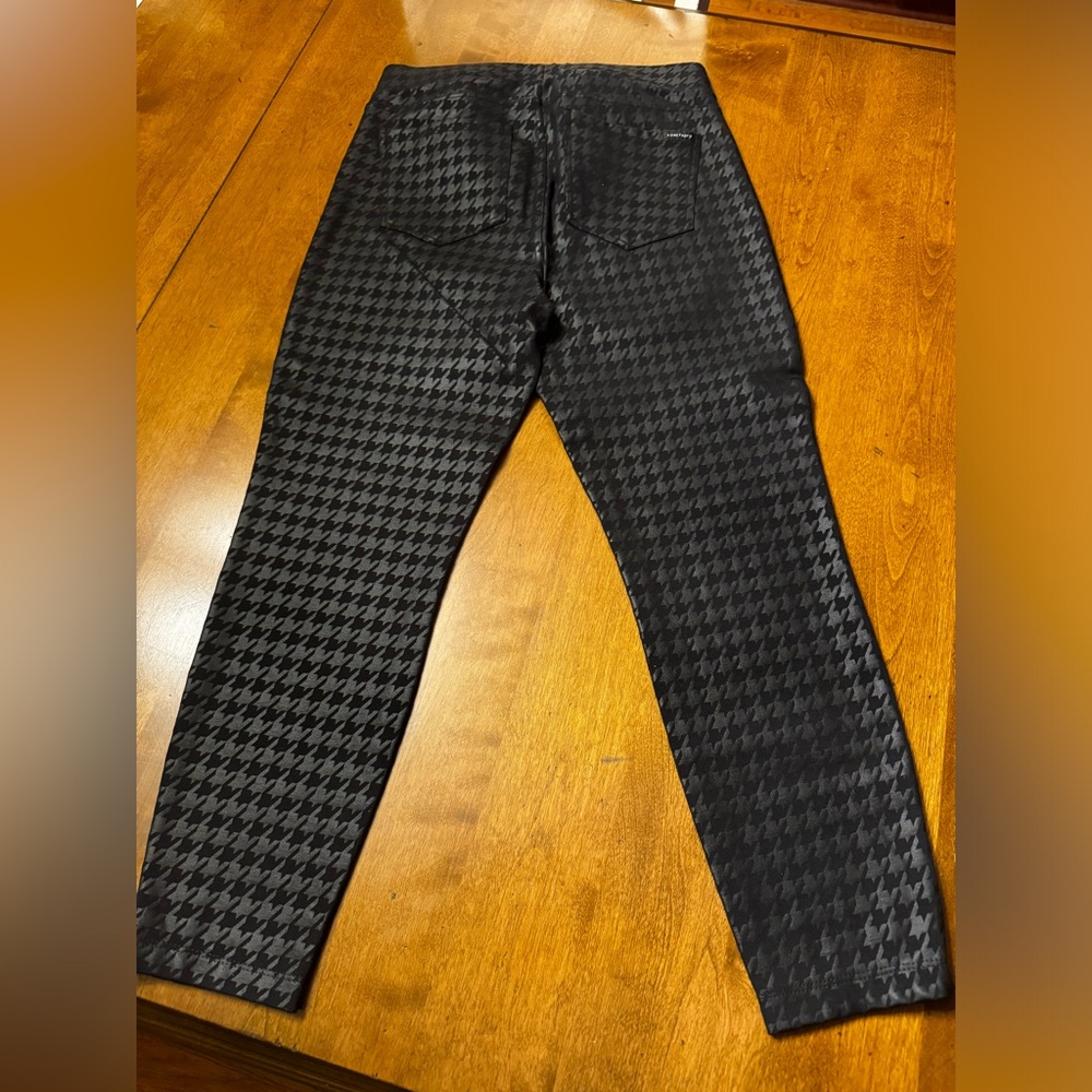 Pants by Sanctuary. Size M . Black houndstooth design. Short length, tight fit.